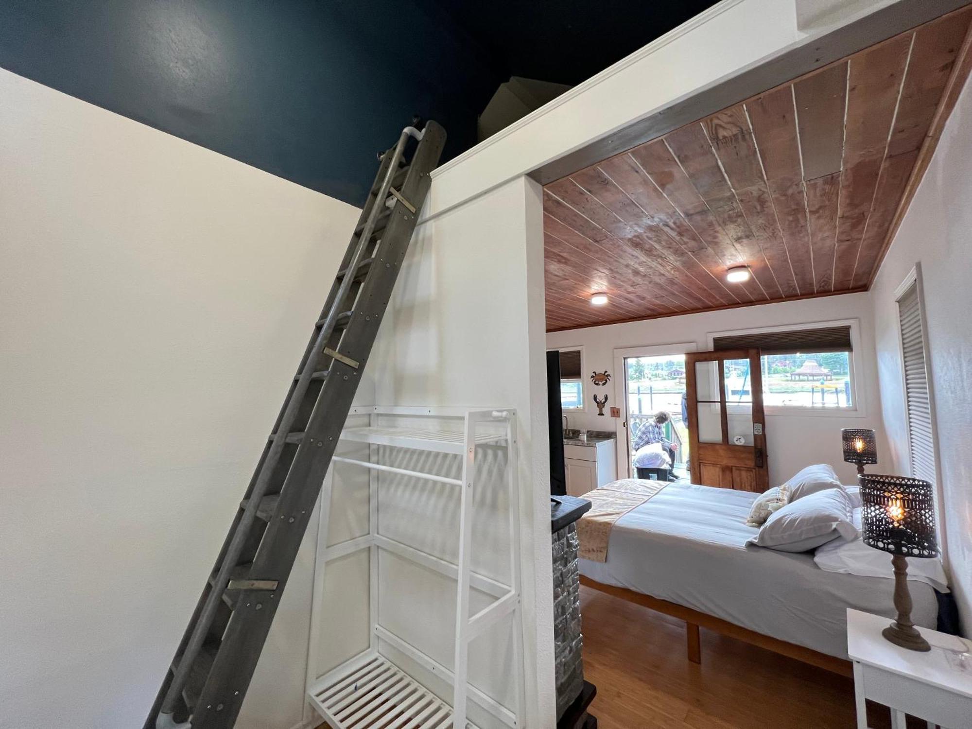Bridge Tender Shack With Hot Tub On Deck ラ・コナー エクステリア 写真